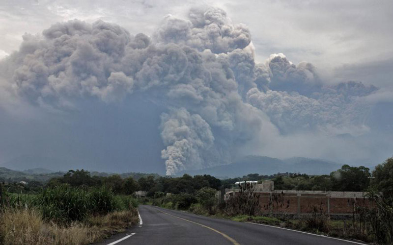 السلطات تجلي السكان القريبين من البركان وتتوقع المزيد من الحمم