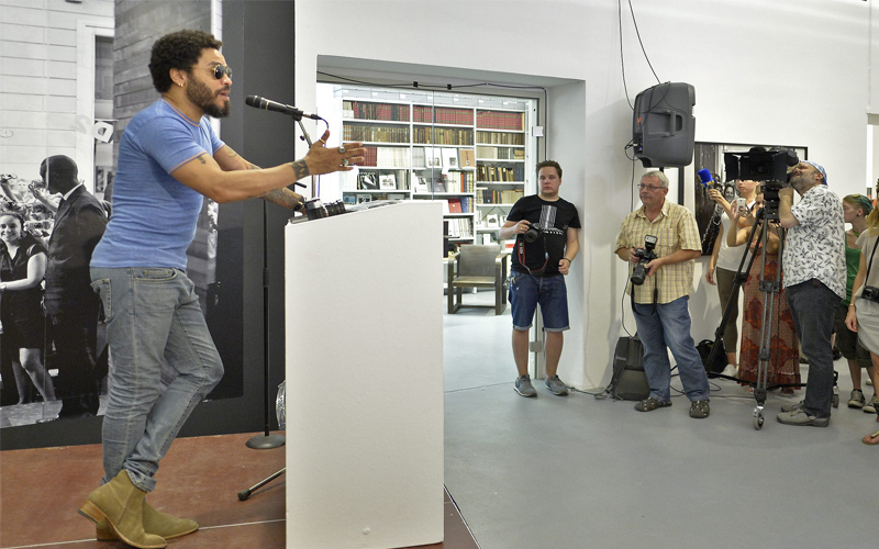 الموسيقي "ليني كرافيتز" يتحدث إلى الصحافيين عن معرضه "فلاش" في فيينا