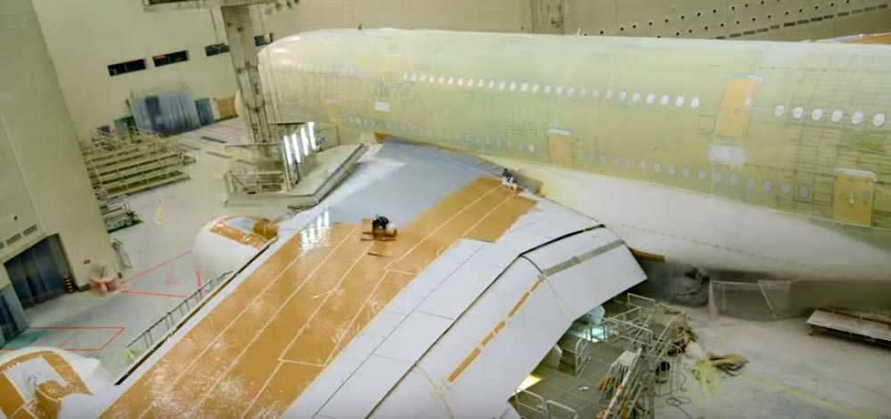 بالفيديو.. شاهد عملية طلاء أكبر طائرة تجارية في العالم بوقت قياسي