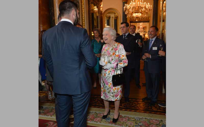 شهد قصر بيكنغهام الملكي في لندن عرضاً لمجموعة من ملابس ملكة بريطانيا التي بلغت 90 عاماً في شهر أبريل الماضي. أ ف ب