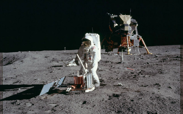 كشفت وكالة الفضاء الإميركية (ناسا) عن عدد من الصور من أرشيفها بمناسبة رحلة أبولو 11 التي انطلقت في 16 يوليو وهبطت على سطح القمر في العشرين من الشهر نفسه. الصور من أرشيف ناسا - رويترز