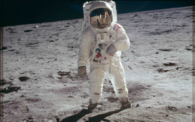العالم ورائد الفضاء هاريسون شميت يقف بجانب قطعة صخرية كبيرة خلال رحلة أبولو 17 في 13 ديسمبر 1972.