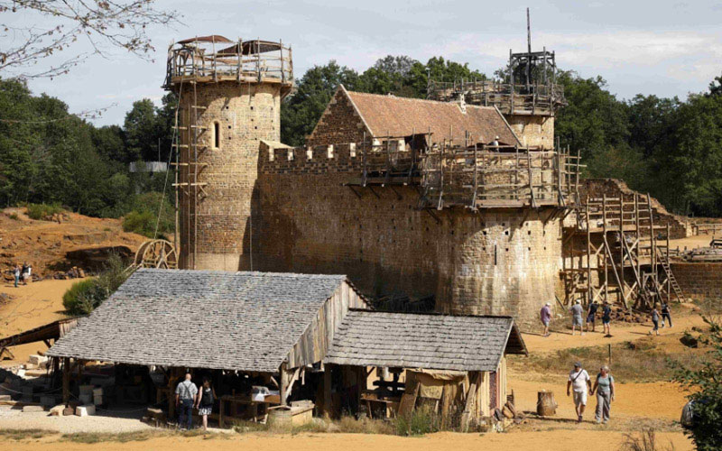 حصن غويديلون يتم البناء فيه باستخدام الطرق التي كانت متبعة في القرن الثالث عشر الميلادي بفرنسا وبالإ