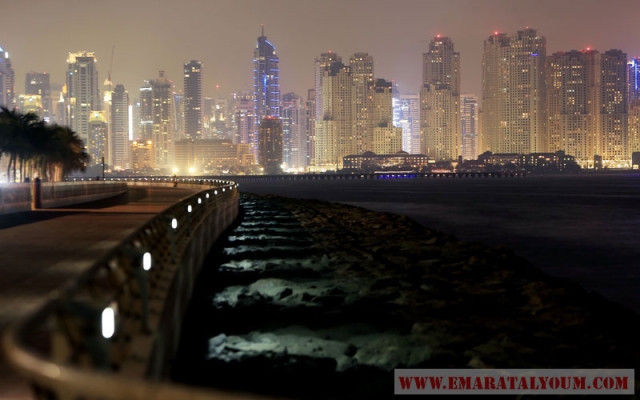 يأخذنا المصور باتريك كاستيلو في عالم مملوء بالحركة في مدينة دبي ، مستخدماً تقنية التعريض الطويل ،التي تظهر نشاطاً لا يتوقف في شوارع المدينة ، إضافة الى لقطات ليلية جميلة لدبي.