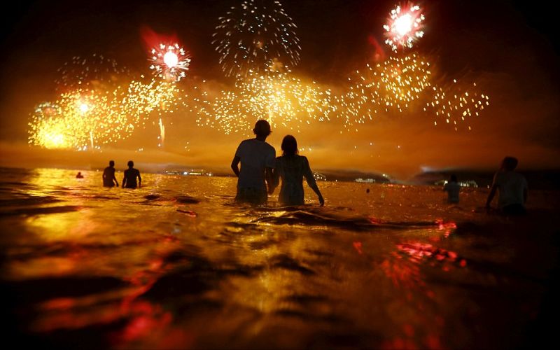 مجموعة من الأشخاص تشهد الألعاب النارية في احتفالات رأس السنة في ريو دي جانيرو. البرازيل.يناير