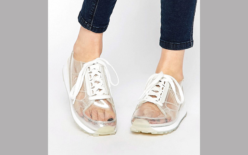 الأحذية الشفافة تمنحك إطلالة سندريلا