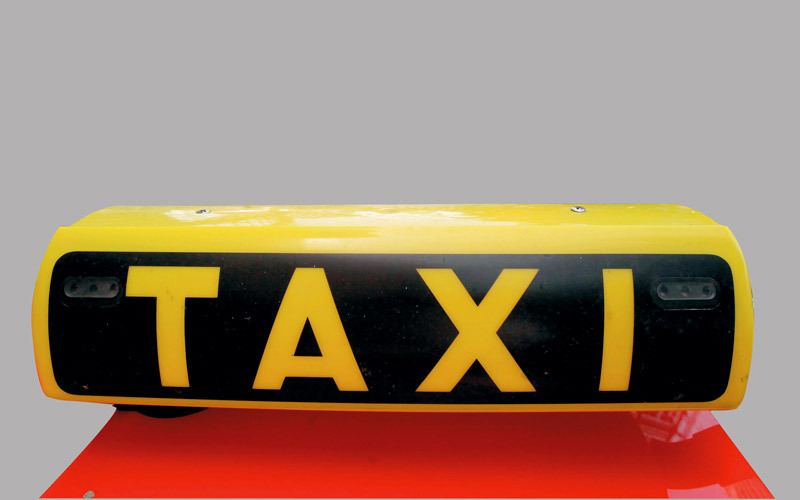 ركاب عن سائقي «تاكسي»: عدوانية وقيادة متهورة و«عدم نظافة»