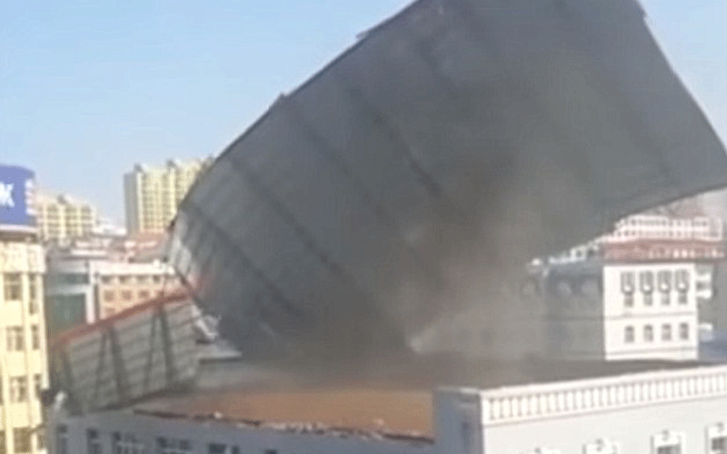 بالفيديو.. الرياح تقتلع رأس بناء في الصين