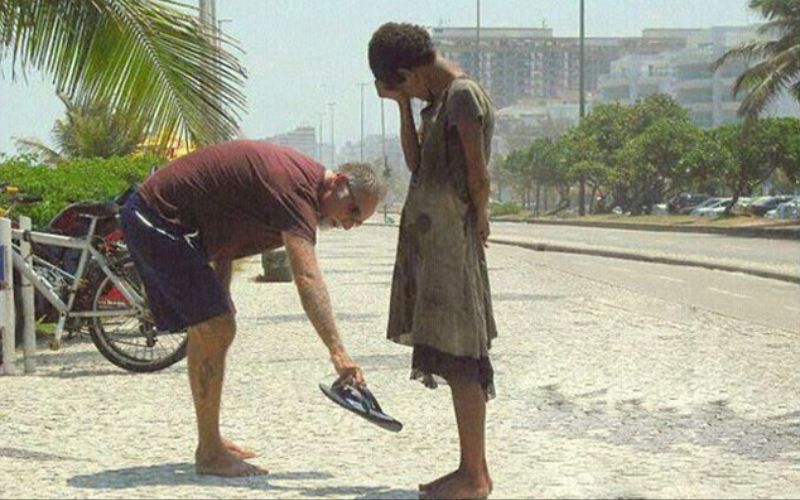 رجل يعطي حذائه لفتاة مشردة في ريو دي جانيرو