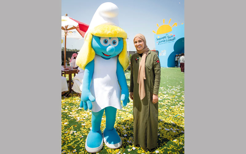 «السنافر» يحتفلون بيوم السعادة على قناة دبي المائية