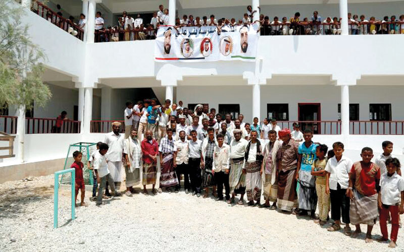 «الهلال الأحمر» تفتتح مدرسة «بئر علي» وتوزع مساعدات في مناطق شبوة المحررة