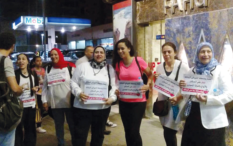 سيدات من حي الزمالك يُظهرن اعتراضهن على بناء محطة للمترو في منطقتهن. الإمارات اليوم