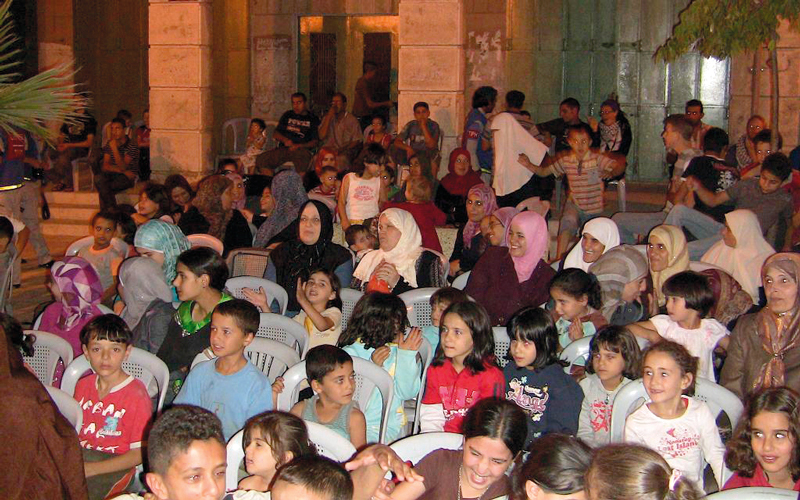 أهالي البلدة القديمة في الخليل يتجمعون في الأزقة لحضور مسلسلات رمضان عبر الشاشات العامة. الإمارات اليوم