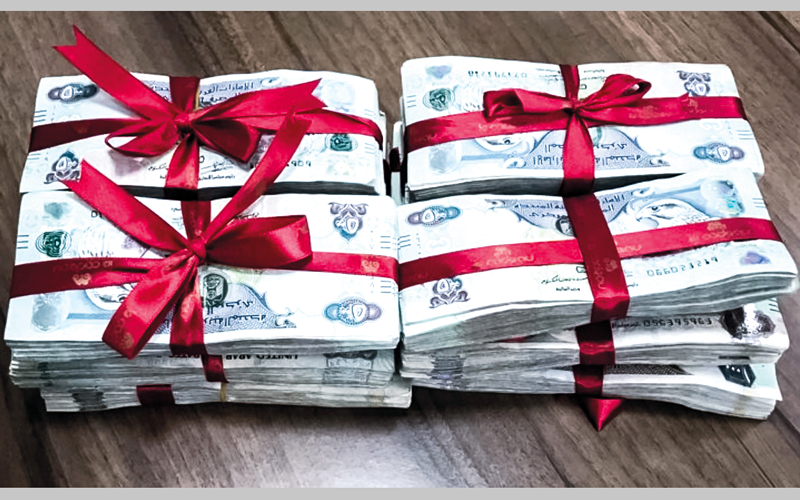 مبالغ مالية مغلّفة كهدايا كانت في طريقها للإنفاق غير المشروع. من المصدر