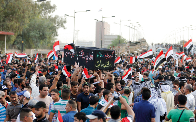 محتجون في بغداد يطالبون بتوفير الكهرباء والخدمات الأساسية.  رويترز