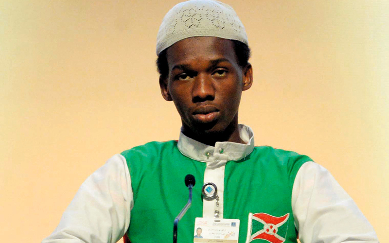 أراكوزي حمزة من بورندي خلال منافسات جائزة دبي للقرآن. من المصدر