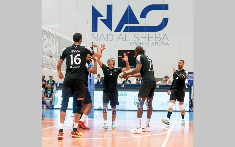 اللاعب الكوبي ليفا مارتينيز يحتفل بفوز فريقه المفاجأة على «دبي 2021» في منافسات الكرة الطائرة. من المصدر