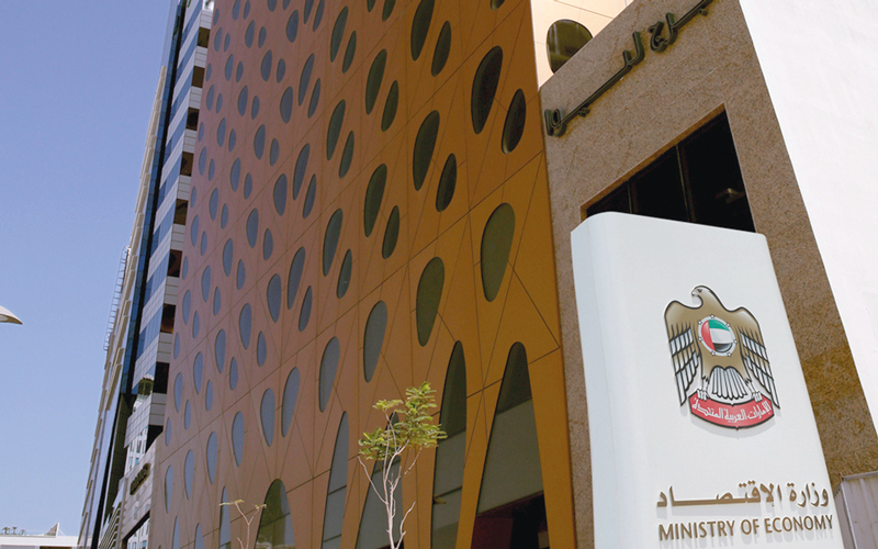 النعيمي أشار إلى أن الوزارة اتفقت سابقاً مع القطاع التجاري على توفير 4000 شاشة لتوعية المستهلكين باللغة العربية في المنافذ التجارية.   أرشيفية