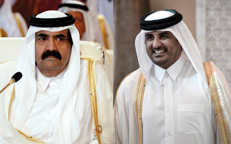 انتقال السلطة من الأمير حمد (يسار) إلى ابنه تميم (يمين) لم يغير من سياسة قطر تجاه جيرانها. أرشيفية