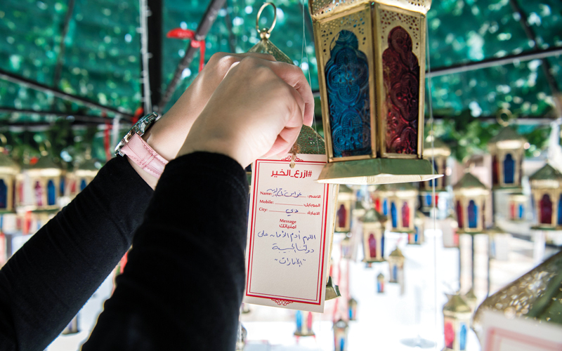 ارتفاع الشجرة 5 أمتار، وهي مصممة لتكون قادرة على حمل الفوانيس الرمضانية، إذ تتسع لأكثر من 250 فانوساً.  تصوير: أحمد عرديتي