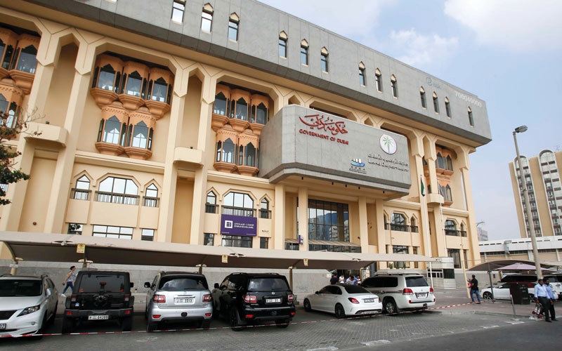 (الدائرة) أكدت أن البنود الخاصة بالضرائب والرسوم، في حال وجودها، تعامل معاملة أي بنود أخرى متضمنة في العقد. تصوير: أشوك فيرما