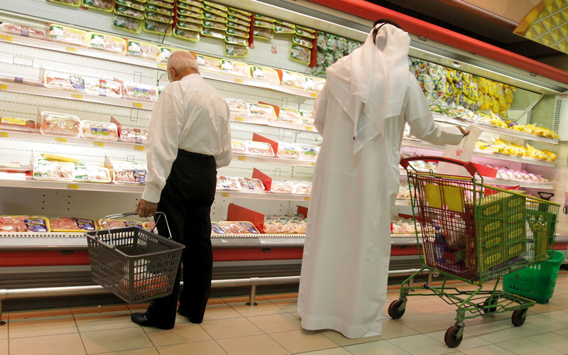 عدد محدود من منافذ البيع في أبوظبي طرح تخفيضات على صنفين إلى ثلاثة أصناف من اللحوم والدواجن. تصوير: إريك أرازاس