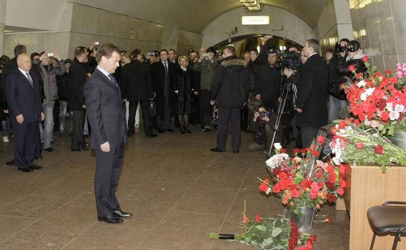 أما المسؤولون فلا يسعهم سوى الوقوف دقيقة صمت على أرواح من قضوا. رويترز