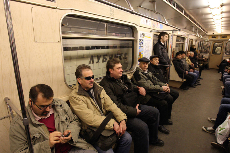 يوم عادي كأي يوم، المترو يعج بالركاب. رويترز