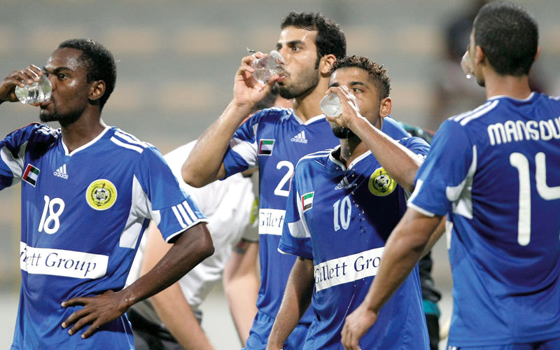 الهاشمي: السوائل تعيد إلى جسم اللاعب طاقته وحيويته. تصوير: أسامة أبوغانم