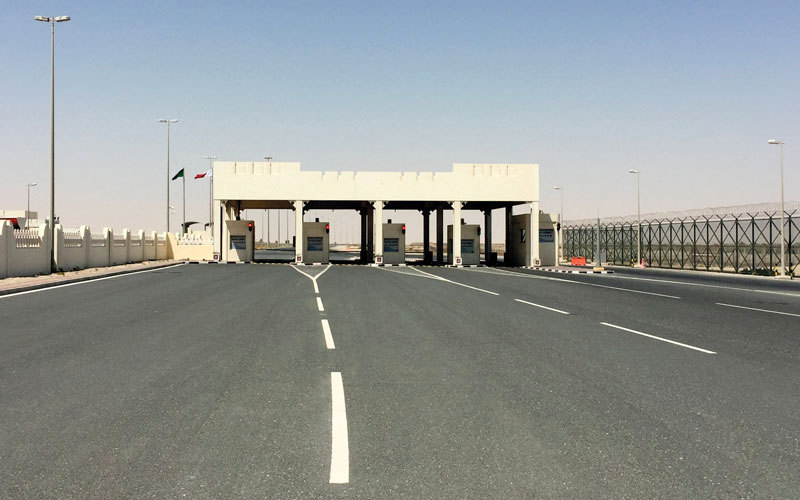 نقطة الحدود بين السعودية وقطر خلت تماماً من مظاهر الحركة بعد مقاطعة الرياض للدوحة. رويترز