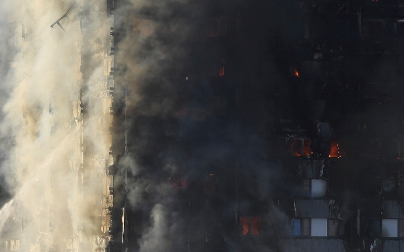 من جانبها أفادت خدمات الإسعاف، في وقت لاحق، أن ما لا يقل عن 30 شخصا نقلوا إلى المستشفى اليوم الأربعاء بعد أن التهم حريق هائل برجا سكنيا من 27 طابقا في وسط لندن.