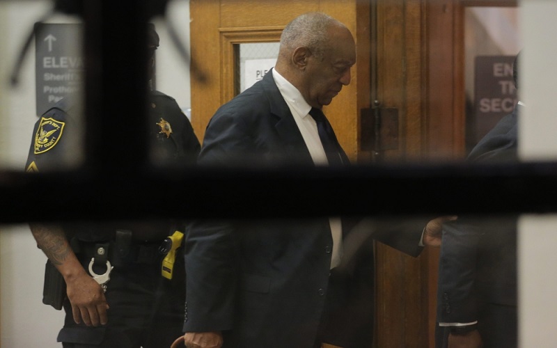 الممثل والكوميدي بيل كوسبي يغادر مقاطعة مونتغومري بعد يوم ثان من المداولات في محاكمته بتهمة الاعتداء الجنسي في نوريستون.