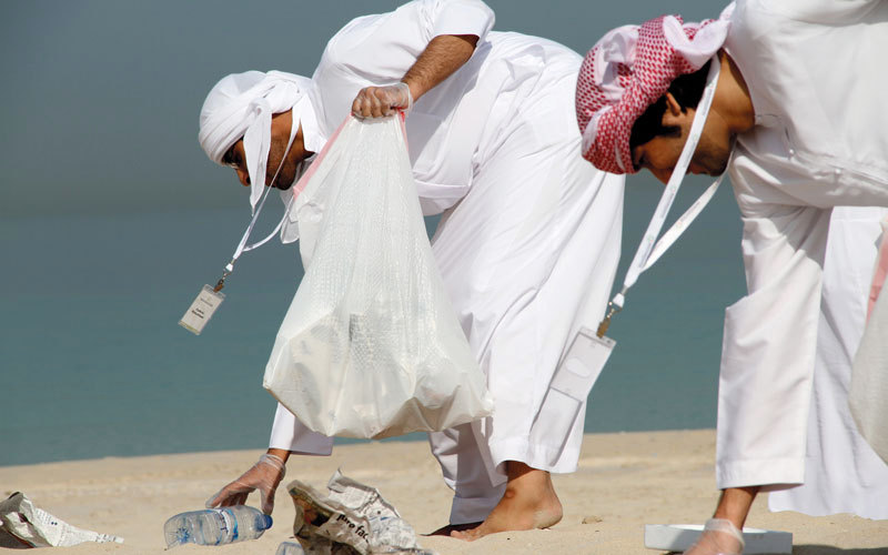 شباب متطوعون ينظفون شاطئ البحر. من المصدر