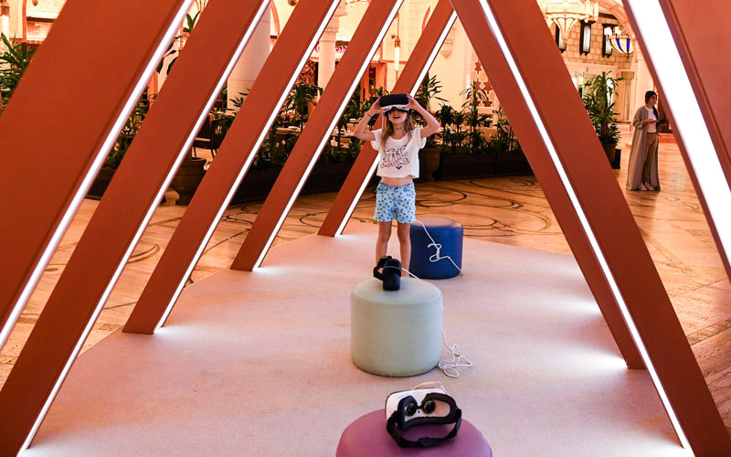 أجنحة ذات تصميم مستوحى من الفن الإسلامي تعرض مجالات المعرفة والثقافة الإسلامية.

تصوير: أشوك فيرما