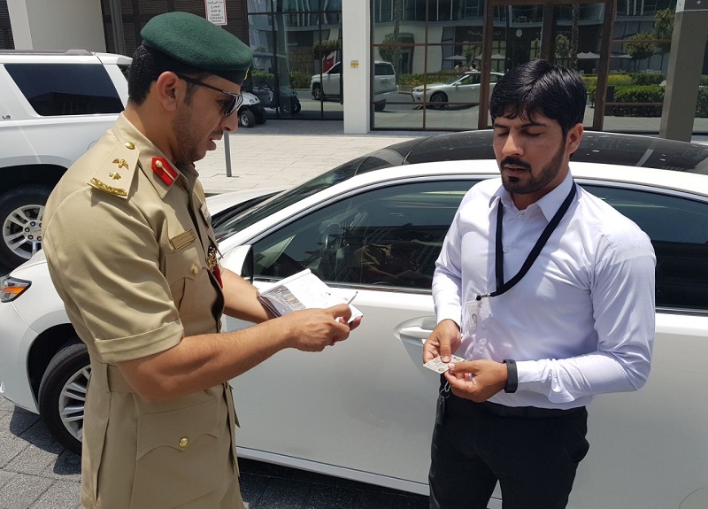 بالفيديو: مفاجأة سعيدة من شرطة دبي للسائقين المخالفين