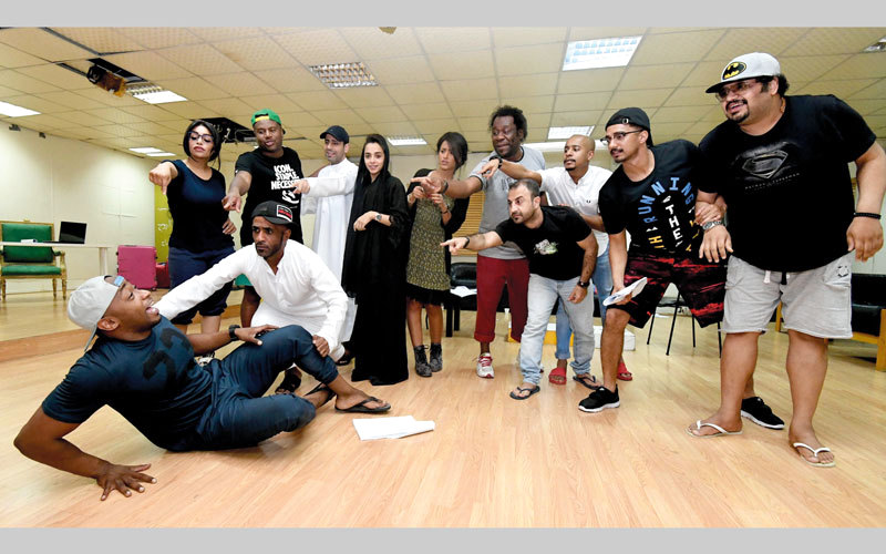 أسرة «ترانزيت» تتأهب في «دبي الأهلي» لعرضها خلال إجازة عيد الفطر في عجمان.

تصوير: مصطفى قاسمي