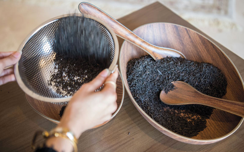 فاطمة تمزج 9 أنواع من الشاي لإعداد نكهات مميزة. تصوير: أحمد عرديتي