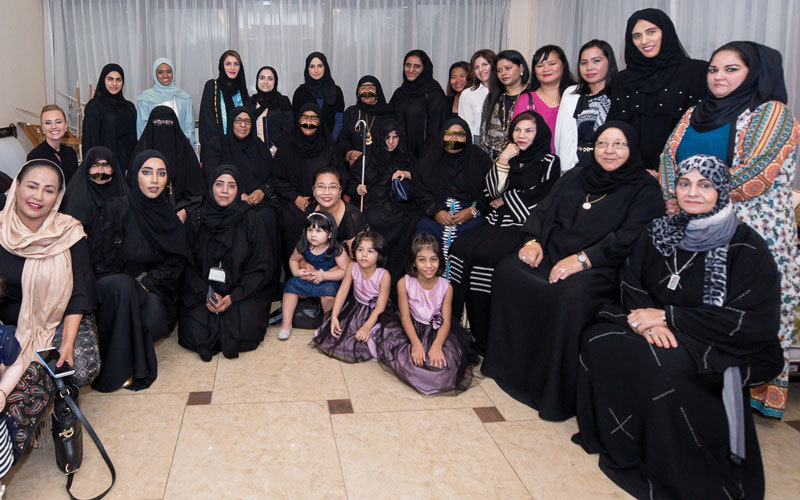 صورة تجمع شمسة صالح ومريم الحمادي ولمياء خان وعدد من عضوات نادي ذخر وموظفات مؤسسة دبي للمرأة وهيئة تنمية المجتمع بدبي ومسؤولات النادي.  من المصدر