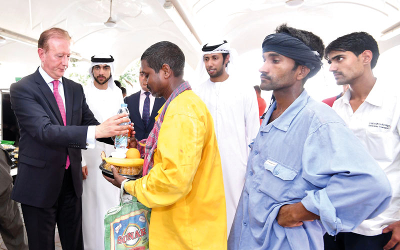 فندق «جلوريا» و«الإمارات اليوم» يوزعان 250 وجبة على العمال - الإمارات اليوم