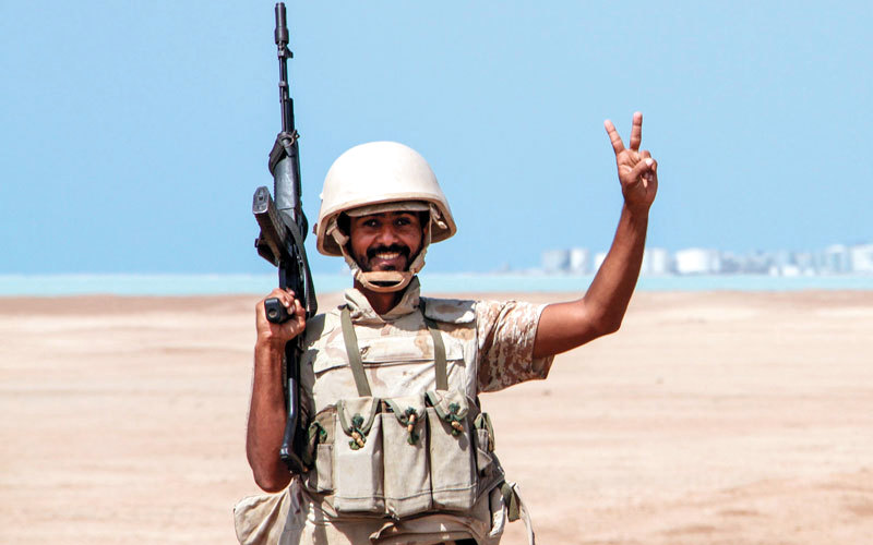 مقاتل يمني يرفع علامة النصر في المخاء. أ.ف.ب