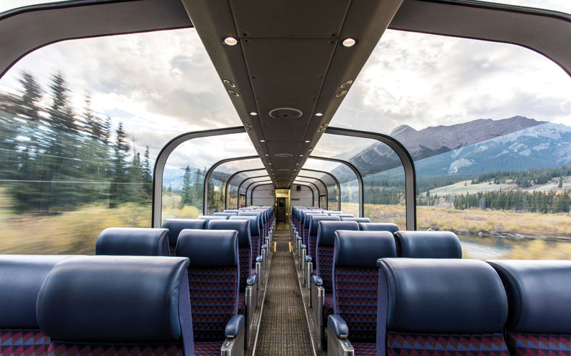 توفر شركة Via Rail Canada رحلات بالقطار على الخط التاريخي في كندا.