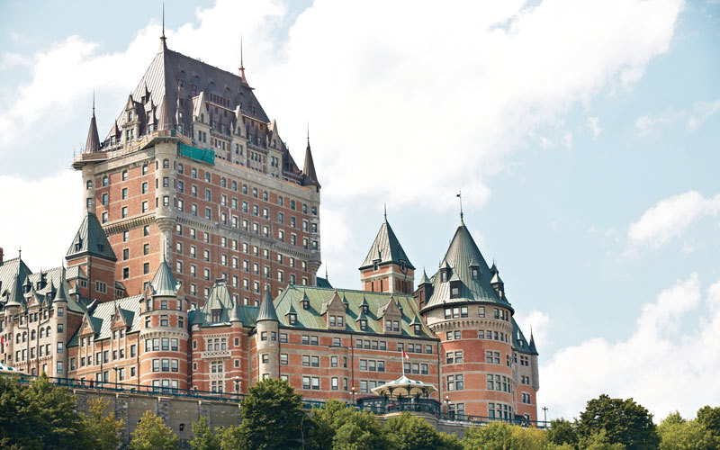 فندق «شاتو فرونتيناك» مثل القلعة على البلدة القديمة كيبيك سيتي.