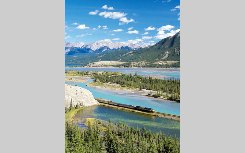 يمكن للسياح الاستمتاع بالمناظر الطبيعية الخلابة في ألبرتا أثناء رحلات القطار بوساطة شركة «كاناديان باسيفيك ريلواي».