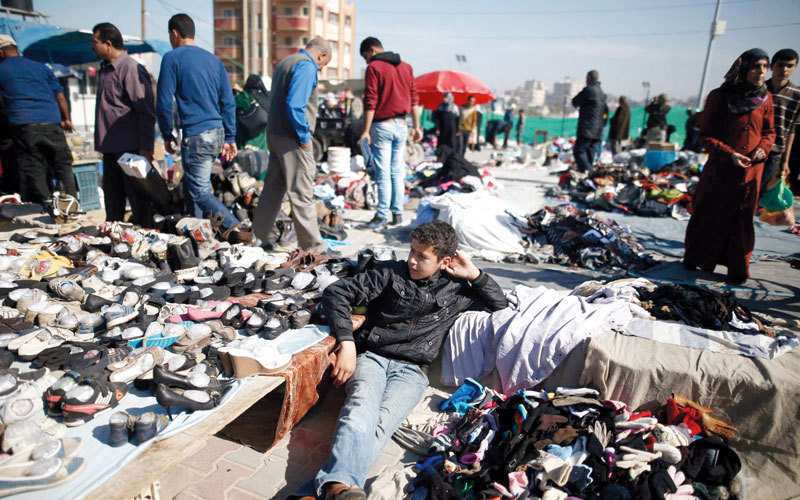 بسطات داخل أسواق غزة تعرض ملابس وأحذية مستوردة تحت بند المخراز. من المصدر