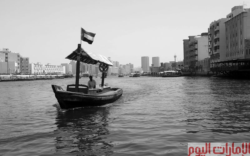 يمتد في وسط مدينة دبي لسان يشبه النهر يقسم المدينة إلى بَرَّين أساسيين «ديرة» و«بَردبي»، وتربطهما ببعضهما بعضاً العبّارات الصغيرة، التي تقوم بنقل الركاب من ضفة إلى أخرى بتعرفة بسيطة جداً، يتنقل بها الآلاف يومياً بين طرفي الخور. تصوير: باتريك كاستيلو