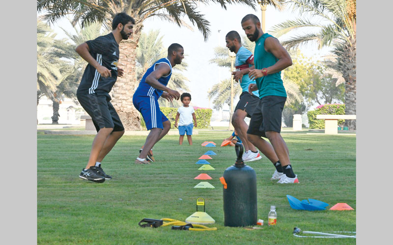 اللاعبون يجتهدون في التدريبات استعداداً للموسم الجديد.

تصوير: مصطفى قاسمي