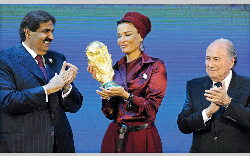 حمد وزوجته لحظة فوز قطر باستضافة بطولة كأس العالم لكرة القدم. إي.بي.إيه