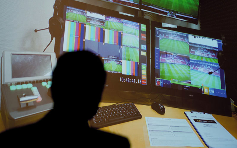 تقنية «الحكم الفيديو» في طريقها للتطبيق في الملاعب الإماراتية اعتباراً من الموسم الجديد. إي.بي.إيه