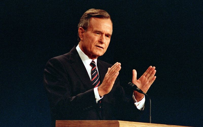 جورج بوش الأب يظهر بدون نظارات.1988