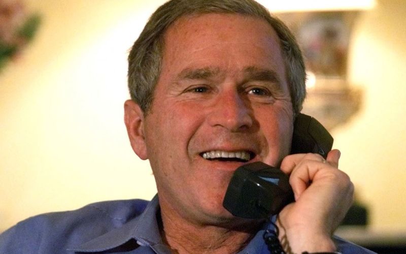 جورج بوش يتحدث على الهاتف بعد الانتخابات الرئاسية في عام 2000